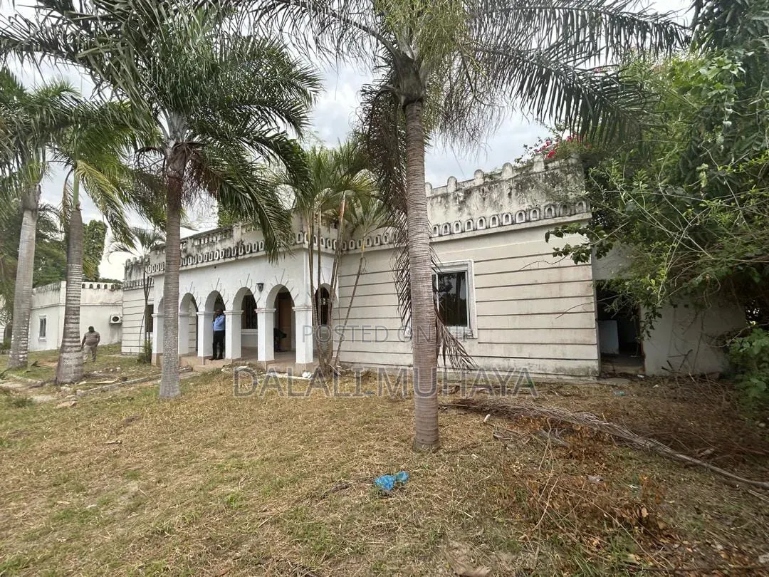 15bdrm Mansion in Darasani Street, Saadani for sale