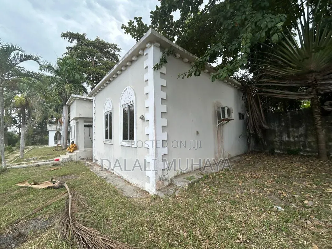 15bdrm Mansion in Darasani Street, Saadani for sale