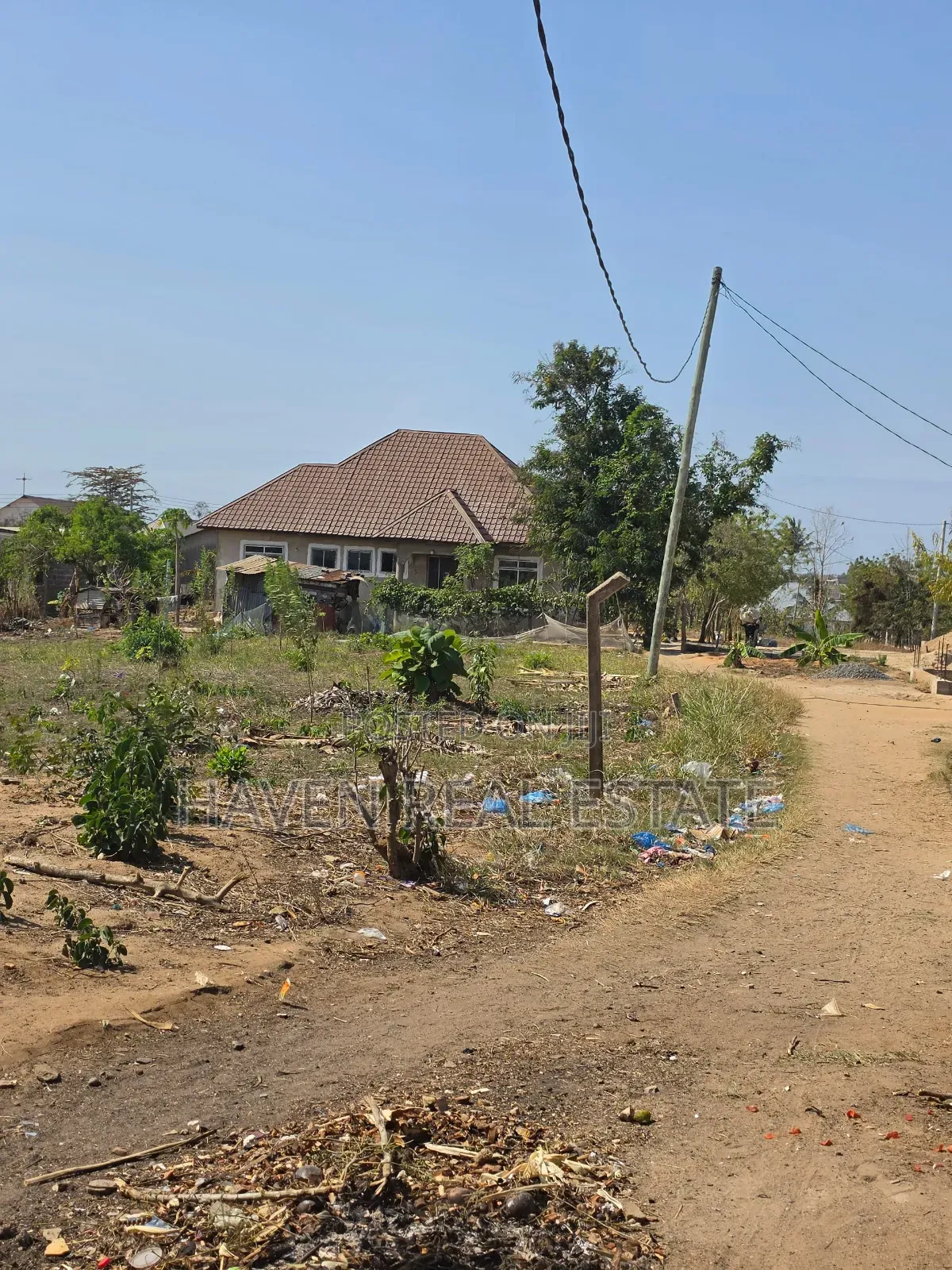 Kiwanja Kinauzwa Madale Mbopo