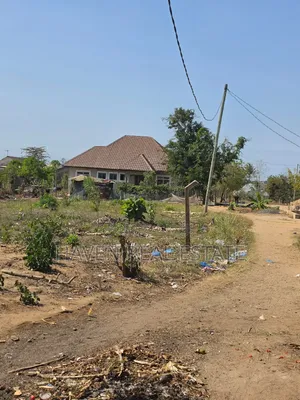 Kiwanja Kinauzwa Madale Mbopo