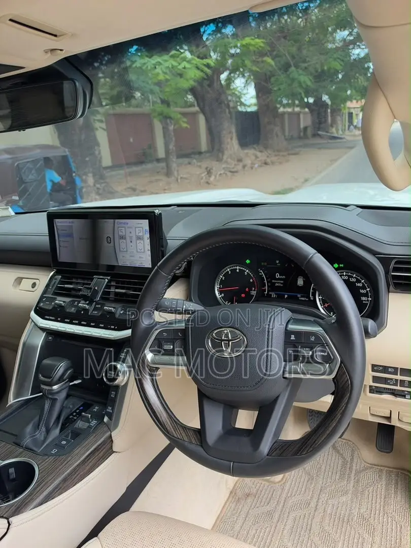 Toyota Land Cruiser 2024 White