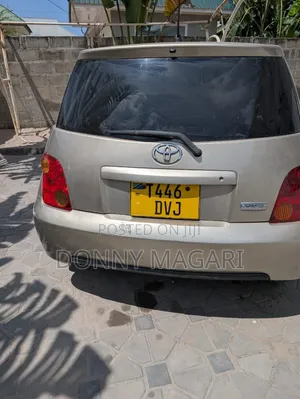 Toyota IST 2005 Gold