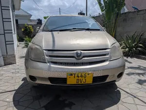 Toyota IST 2005 Gold