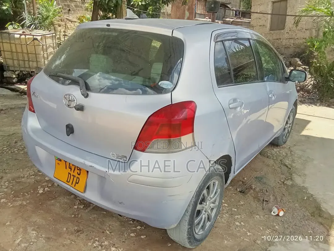 Toyota Vitz 2006 Silver