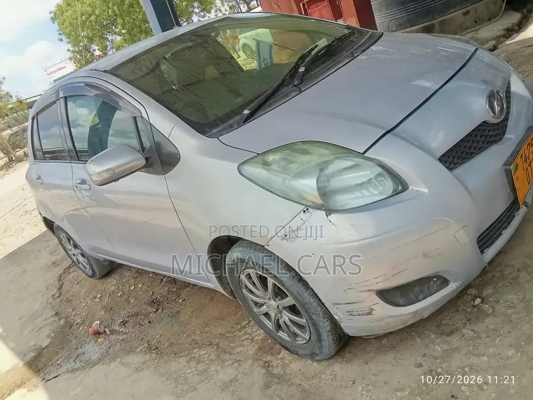 Toyota Vitz 2006 Silver