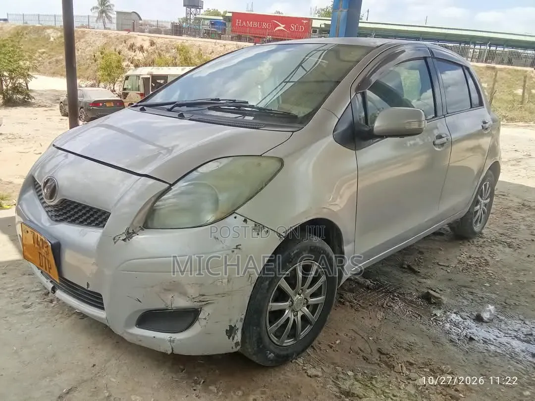 Toyota Vitz 2006 Silver