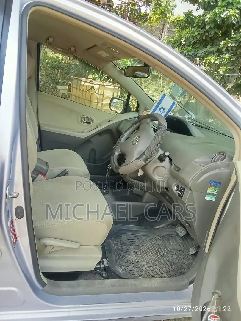 Toyota Vitz 2006 Silver