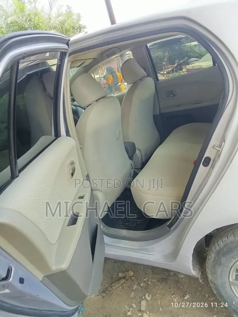 Toyota Vitz 2006 Silver
