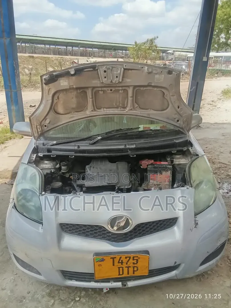 Toyota Vitz 2006 Silver