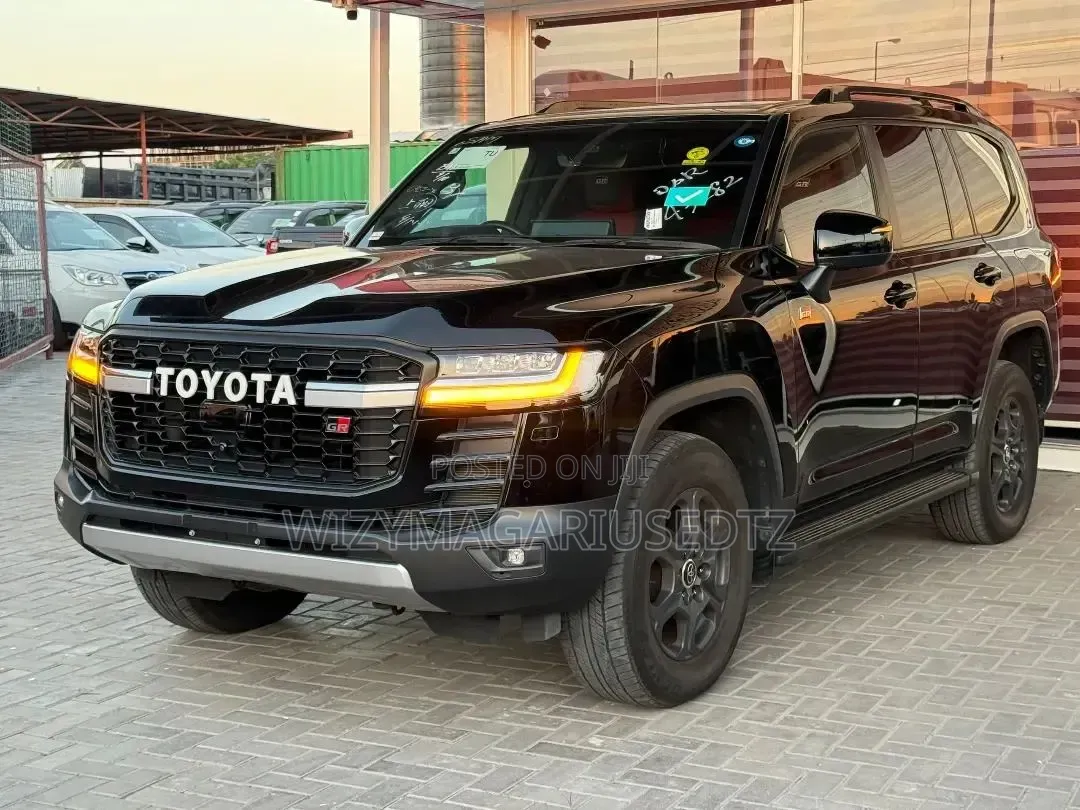 Toyota Land Cruiser LC300 2023 Maroon