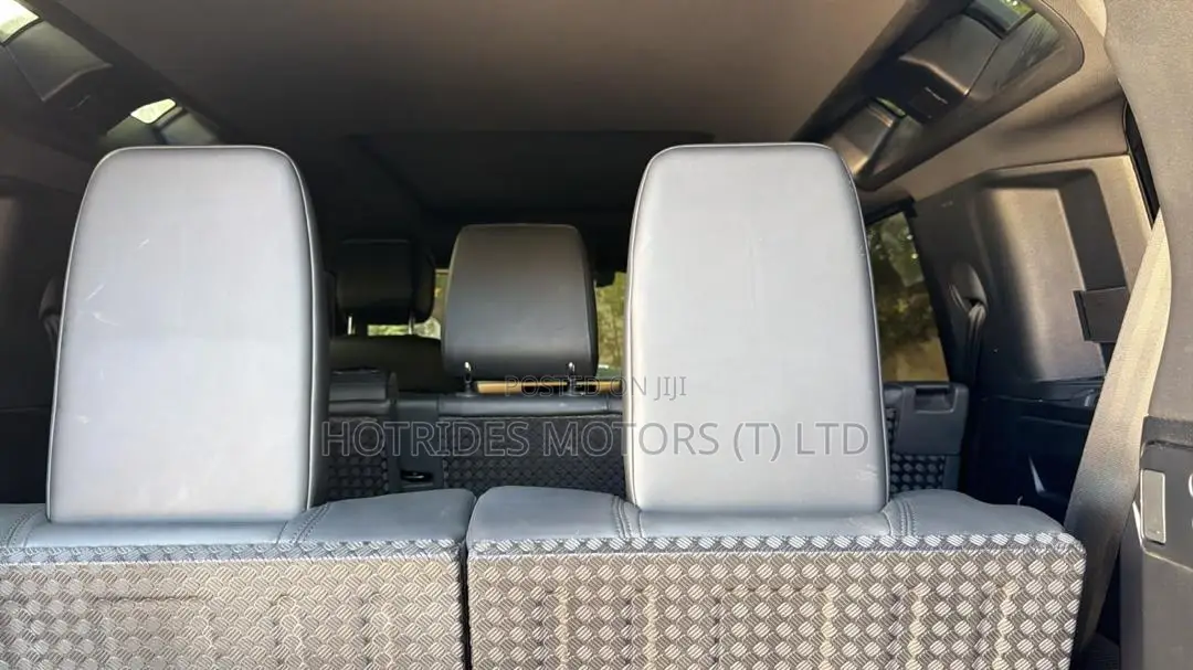 Land Rover Defender 2025 Gray