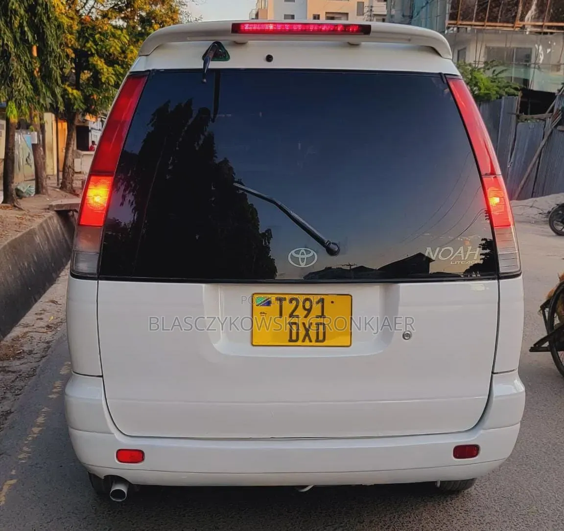 Toyota Noah 2.0 AWD (8 Seater) 2001 White