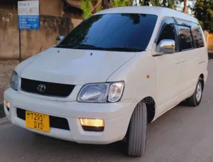 Toyota Noah 2.0 AWD (8 Seater) 2001 White