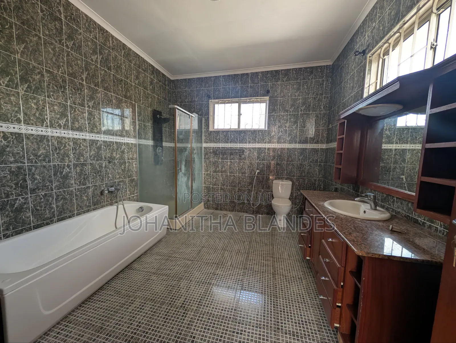 5bdrm House in Dunda for sale