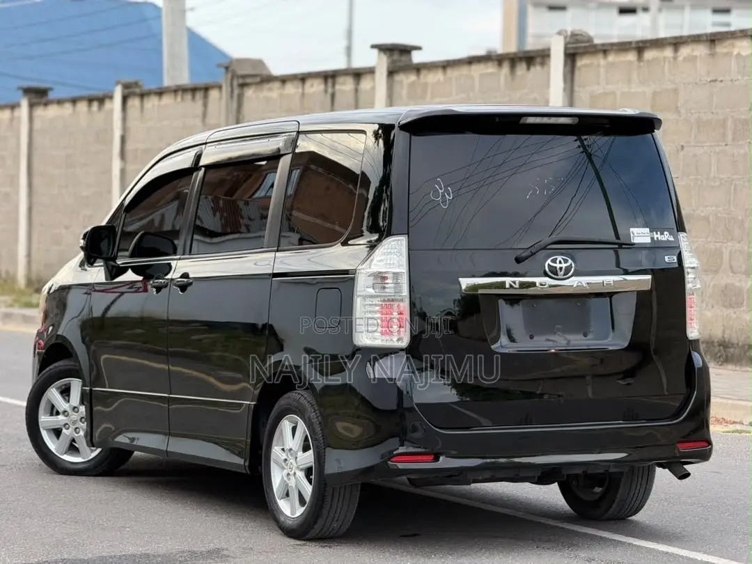 Toyota Noah 2.0 143hp AWD (7 Seater) 2009 Black
