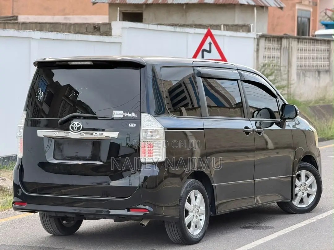 Toyota Noah 2.0 143hp AWD (7 Seater) 2009 Black