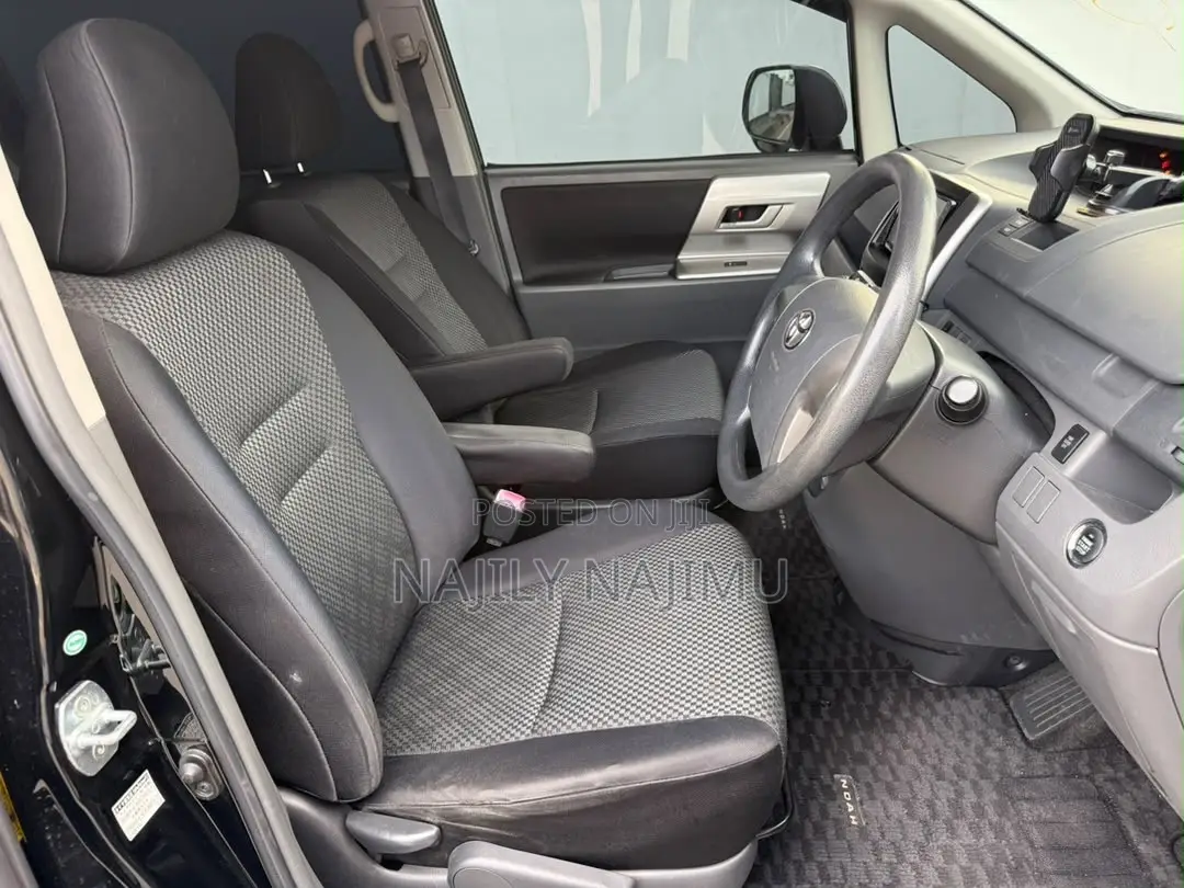 Toyota Noah 2.0 143hp AWD (7 Seater) 2009 Black