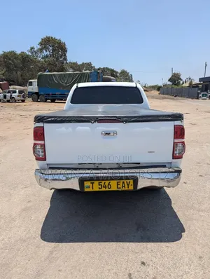 Toyota Hilux 2011 Pearl