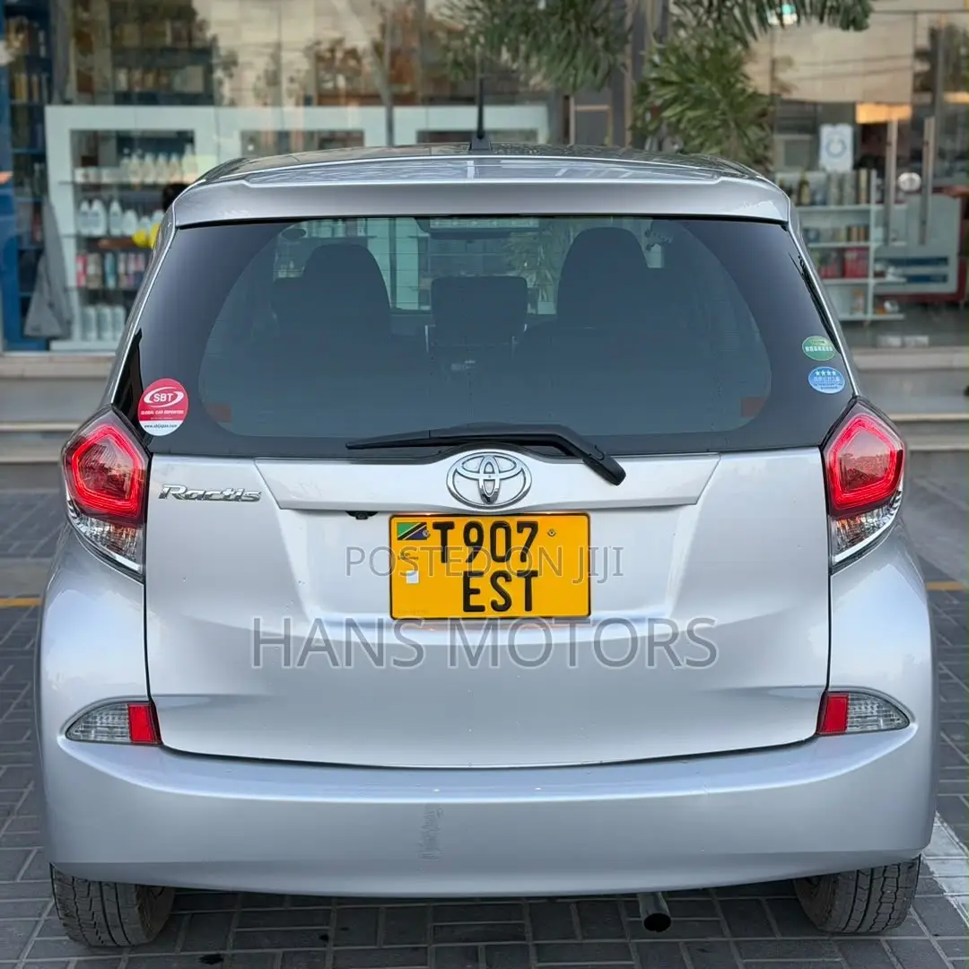 Toyota Ractis 2015 Silver