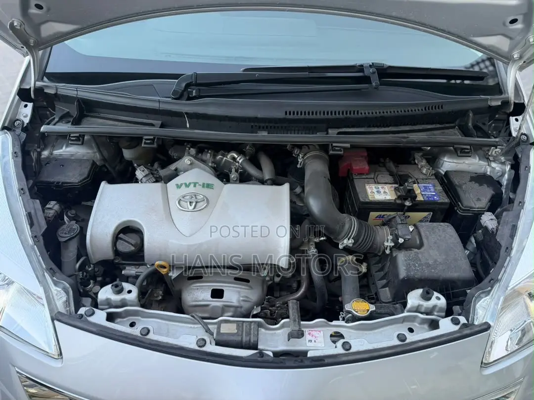 Toyota Ractis 2015 Silver