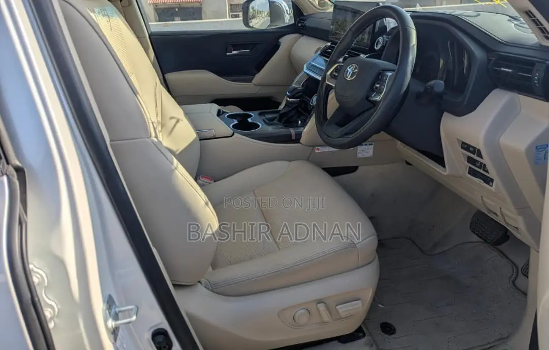 Toyota Land Cruiser LC300 2025 Off white