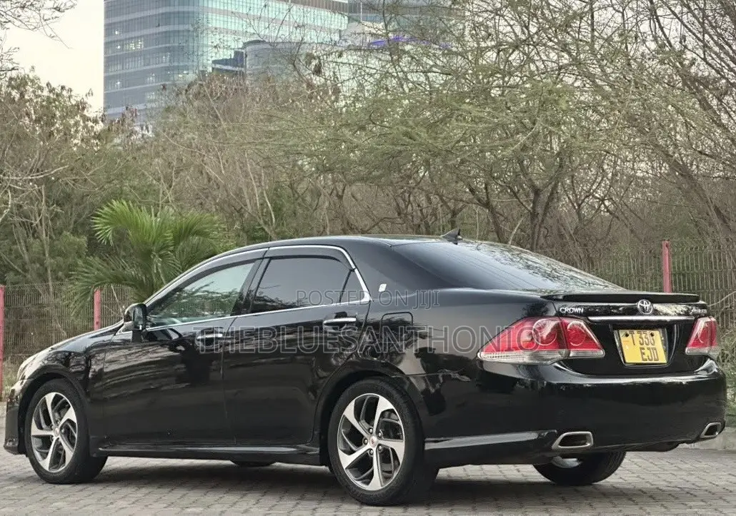 Toyota Crown 2011 Black