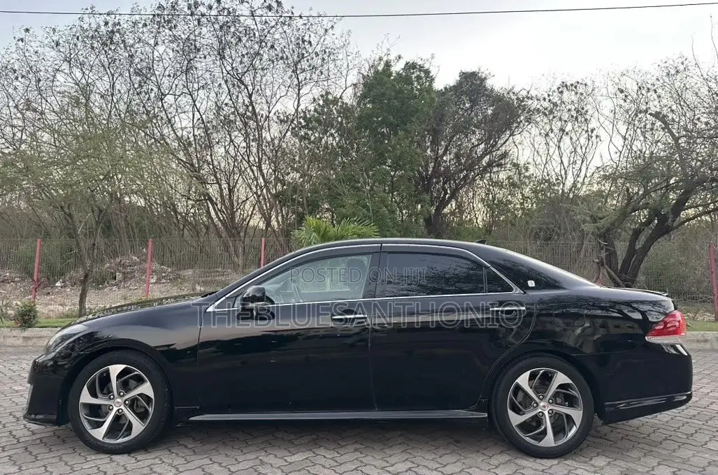 Toyota Crown 2011 Black