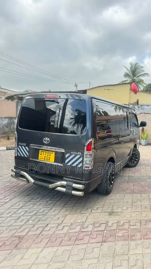 Toyota HiAce 2005 Black