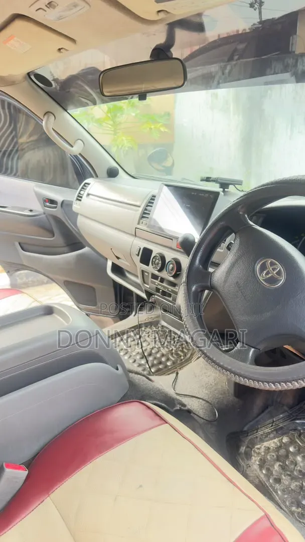 Toyota HiAce 2005 Black