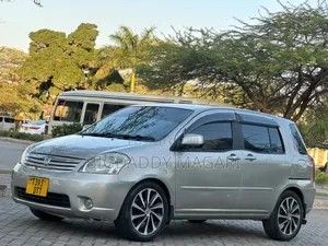 Toyota Raum 2005