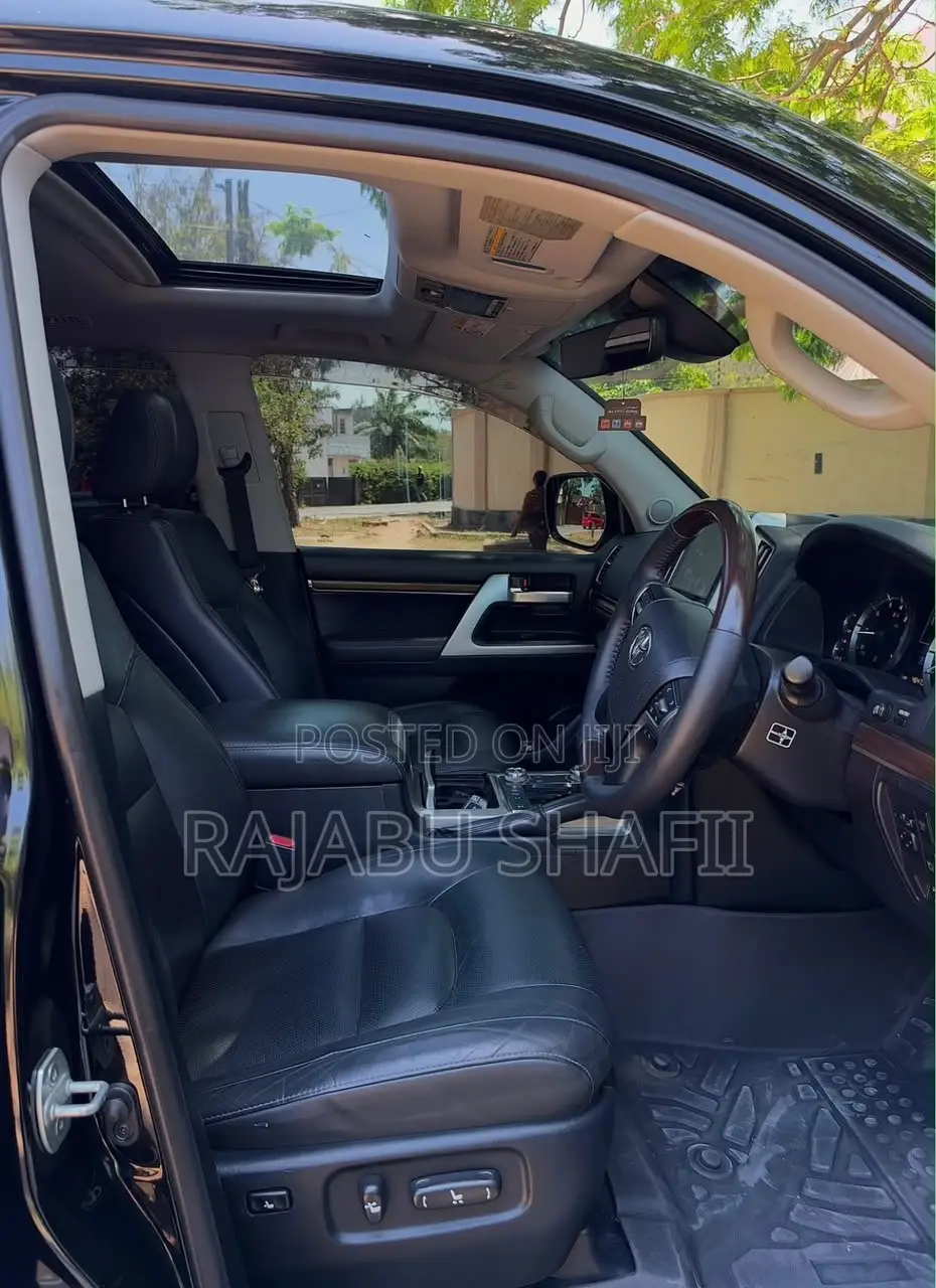 Toyota Land Cruiser 4.6 V8 ZX 2018 Black