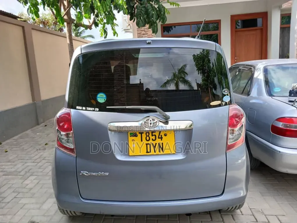 Toyota Ractis 2008 Gray