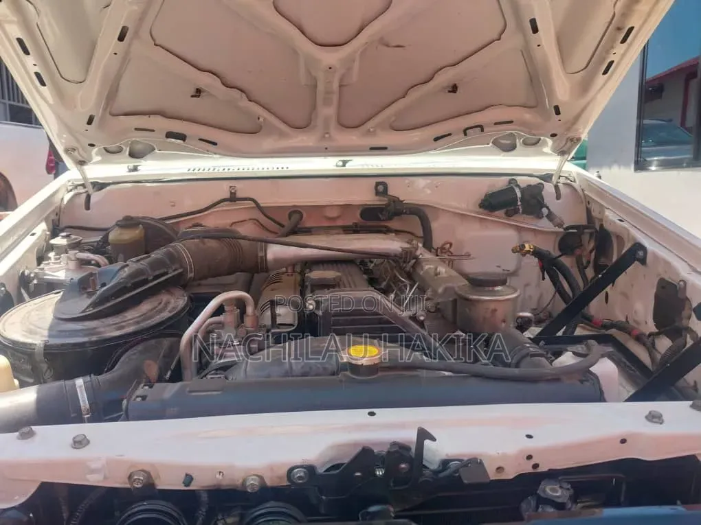 Toyota Land Cruiser 2000 White
