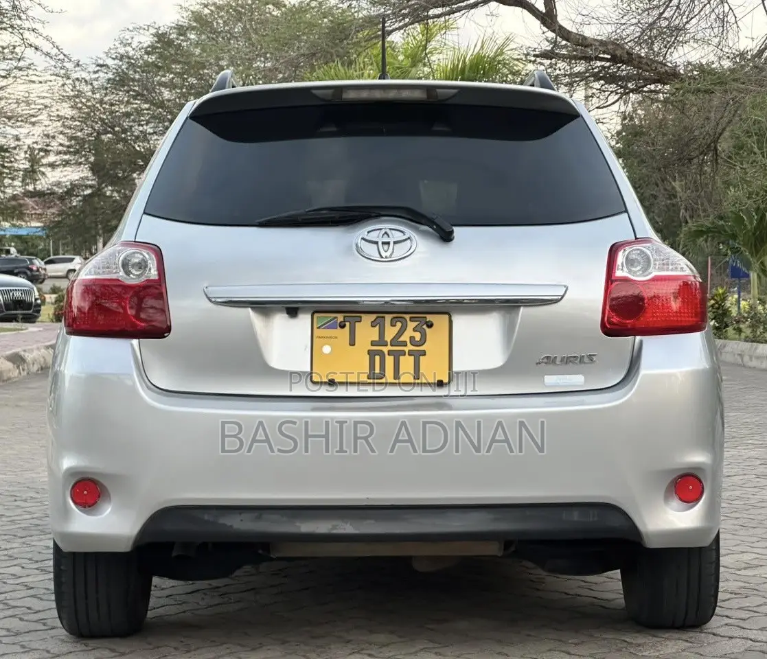 Toyota Auris 2010 Silver