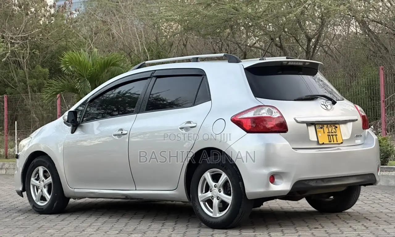 Toyota Auris 2010 Silver