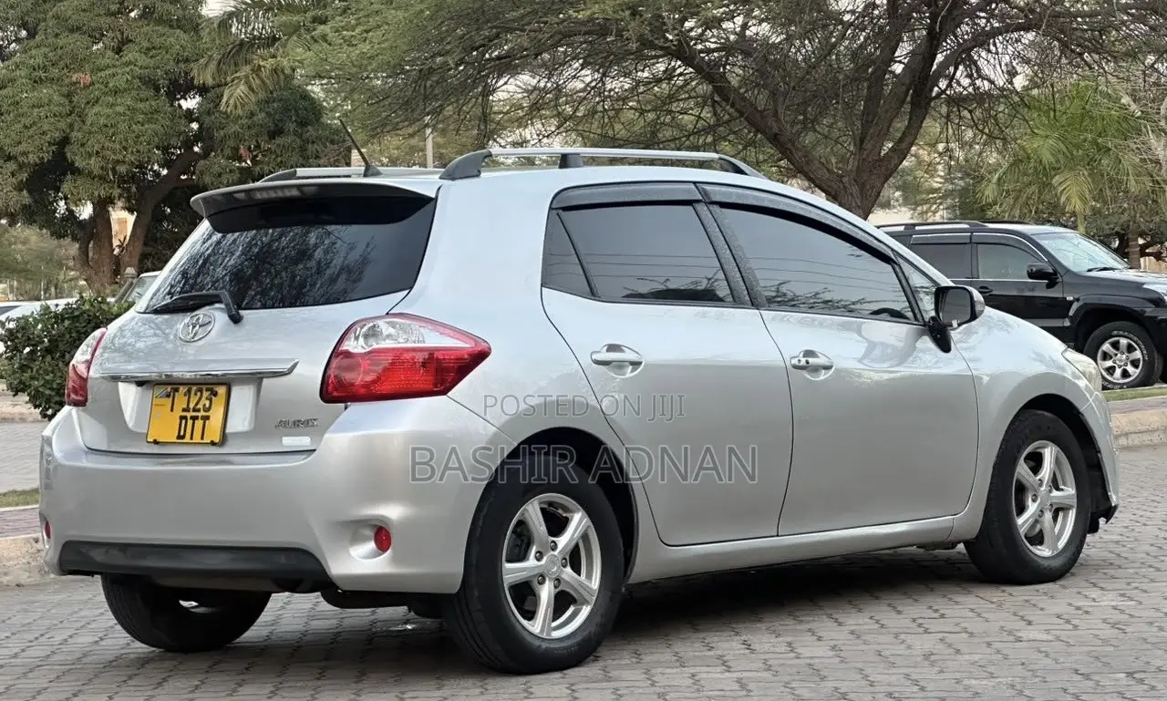 Toyota Auris 2010 Silver