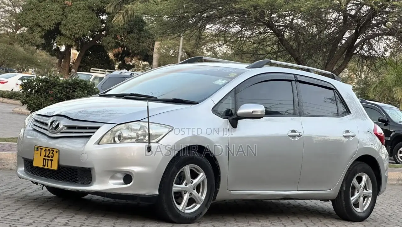 Toyota Auris 2010 Silver