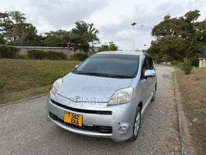 Toyota Passo Sette 1.5 FWD 2009 Silver
