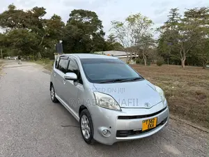 Toyota Passo Sette 1.5 FWD 2009 Silver