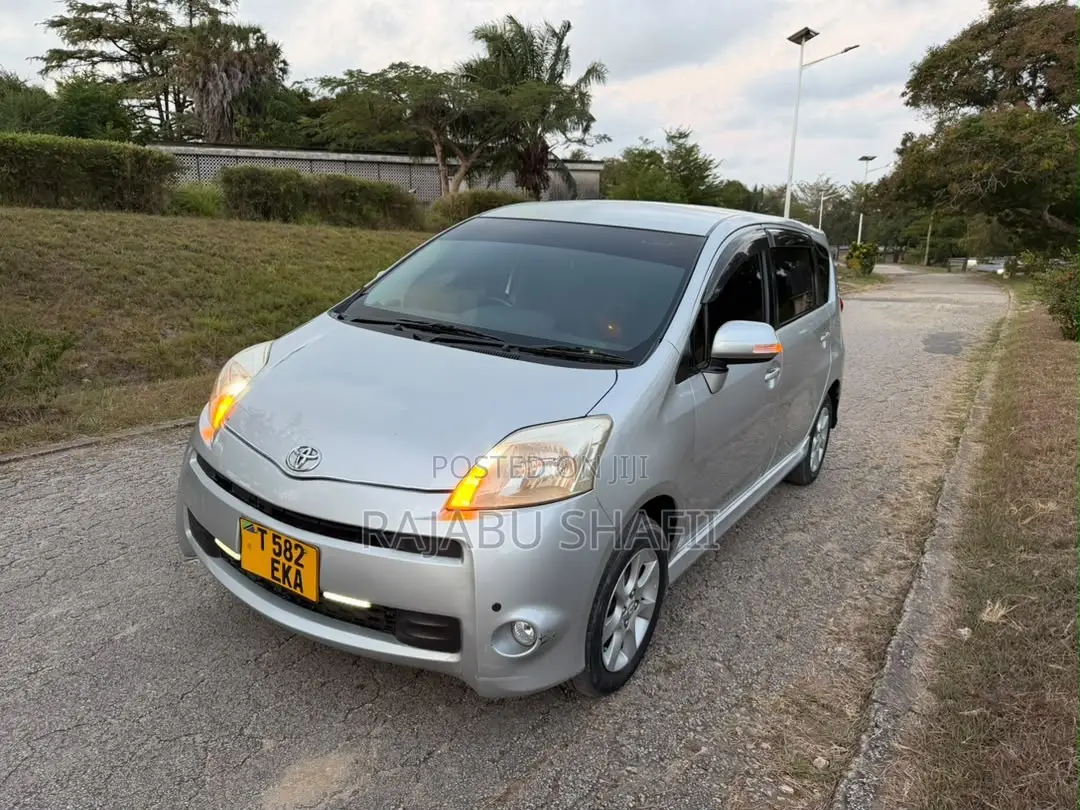 Toyota Passo Sette 1.5 FWD 2009 Silver