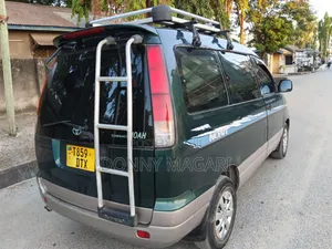 Toyota Noah 2001 Green