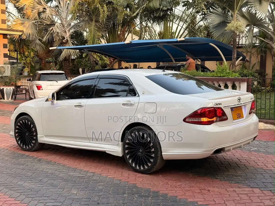 Toyota Crown 2009 White