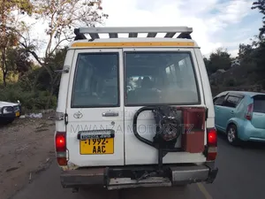 Toyota Land Cruiser 2007 White