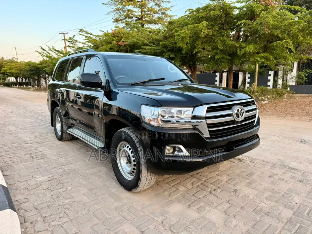 Toyota Land Cruiser 4.6 V8 GX 2017 White