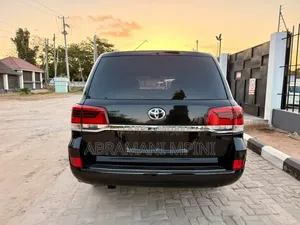 Toyota Land Cruiser 4.6 V8 GX 2017 White