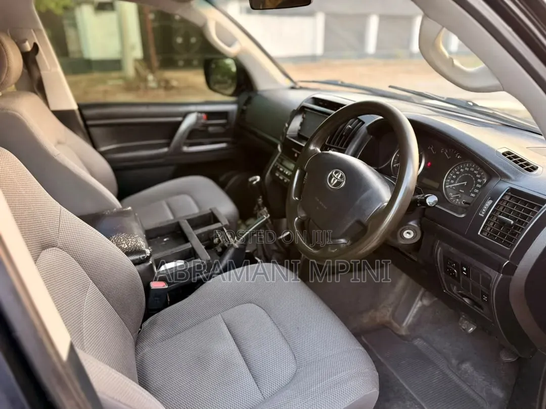 Toyota Land Cruiser 4.6 V8 GX 2017 White