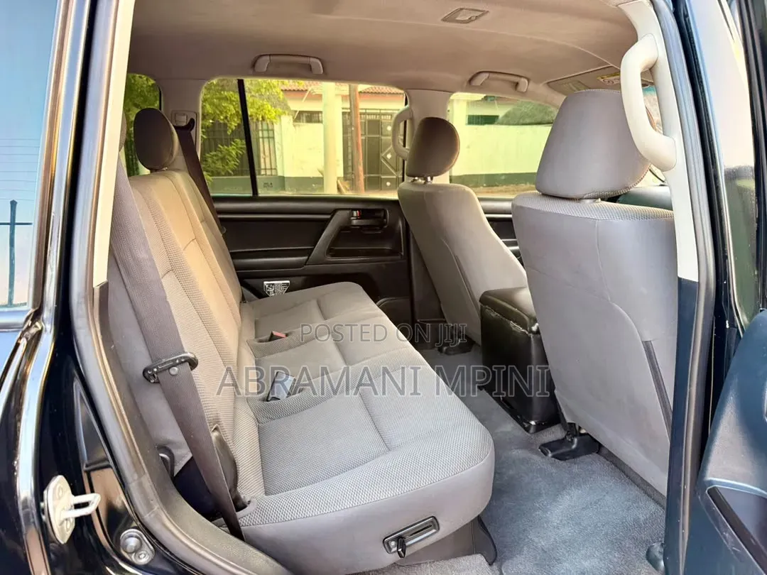 Toyota Land Cruiser 4.6 V8 GX 2017 White