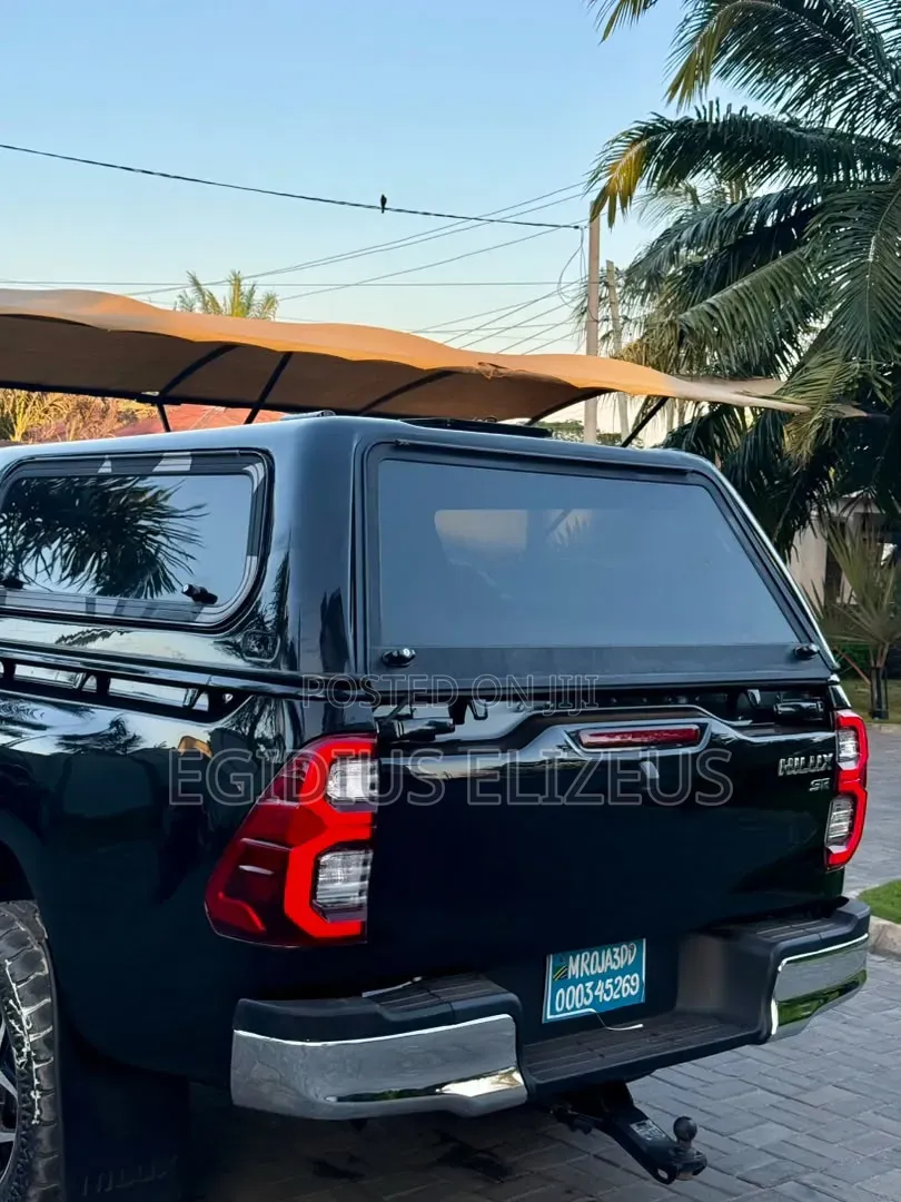 Toyota Hilux 2019 Black