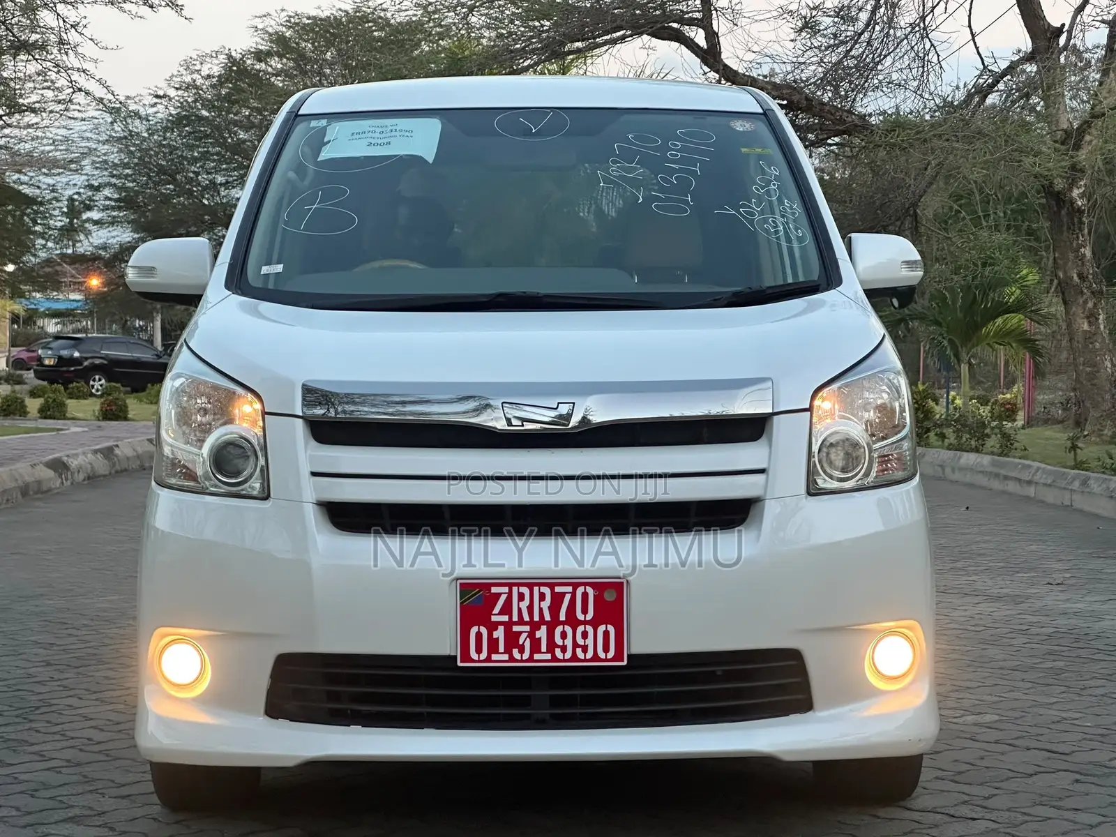 Toyota Noah 2.0 143hp AWD (7 Seater) 2008 White