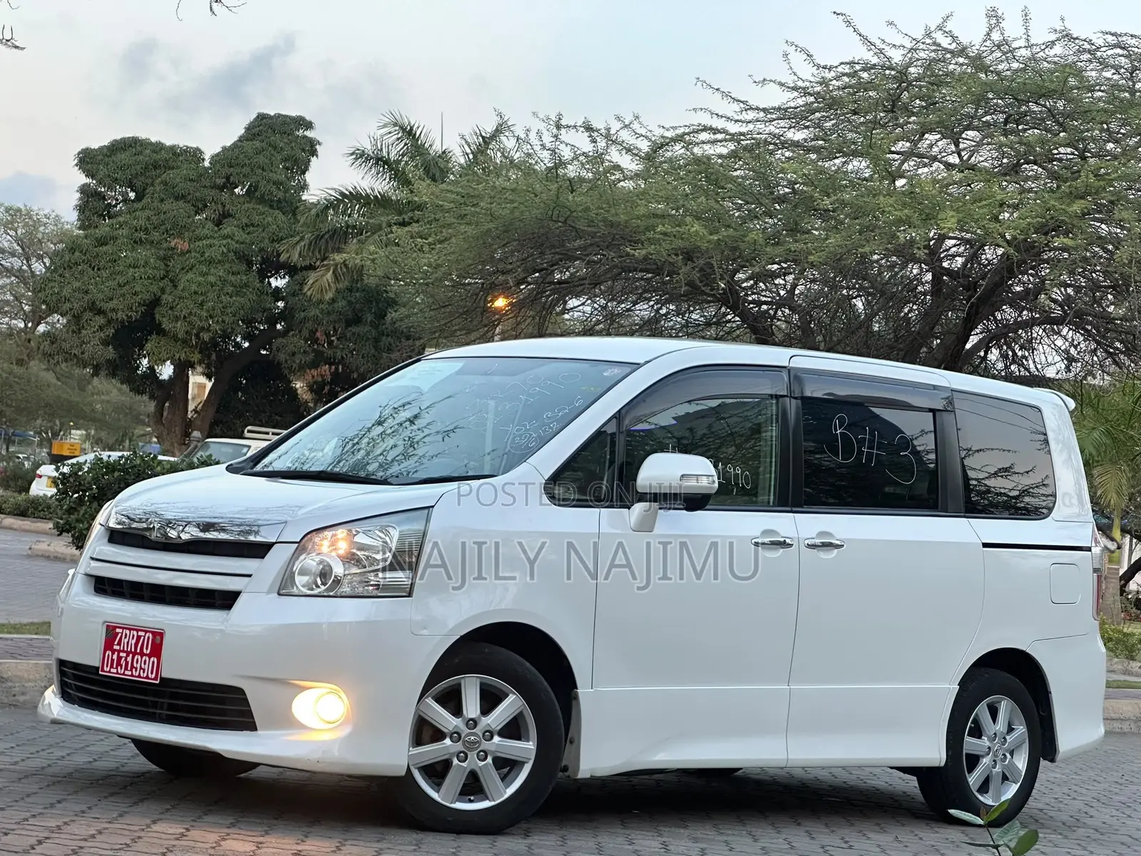 Toyota Noah 2.0 143hp AWD (7 Seater) 2008 White